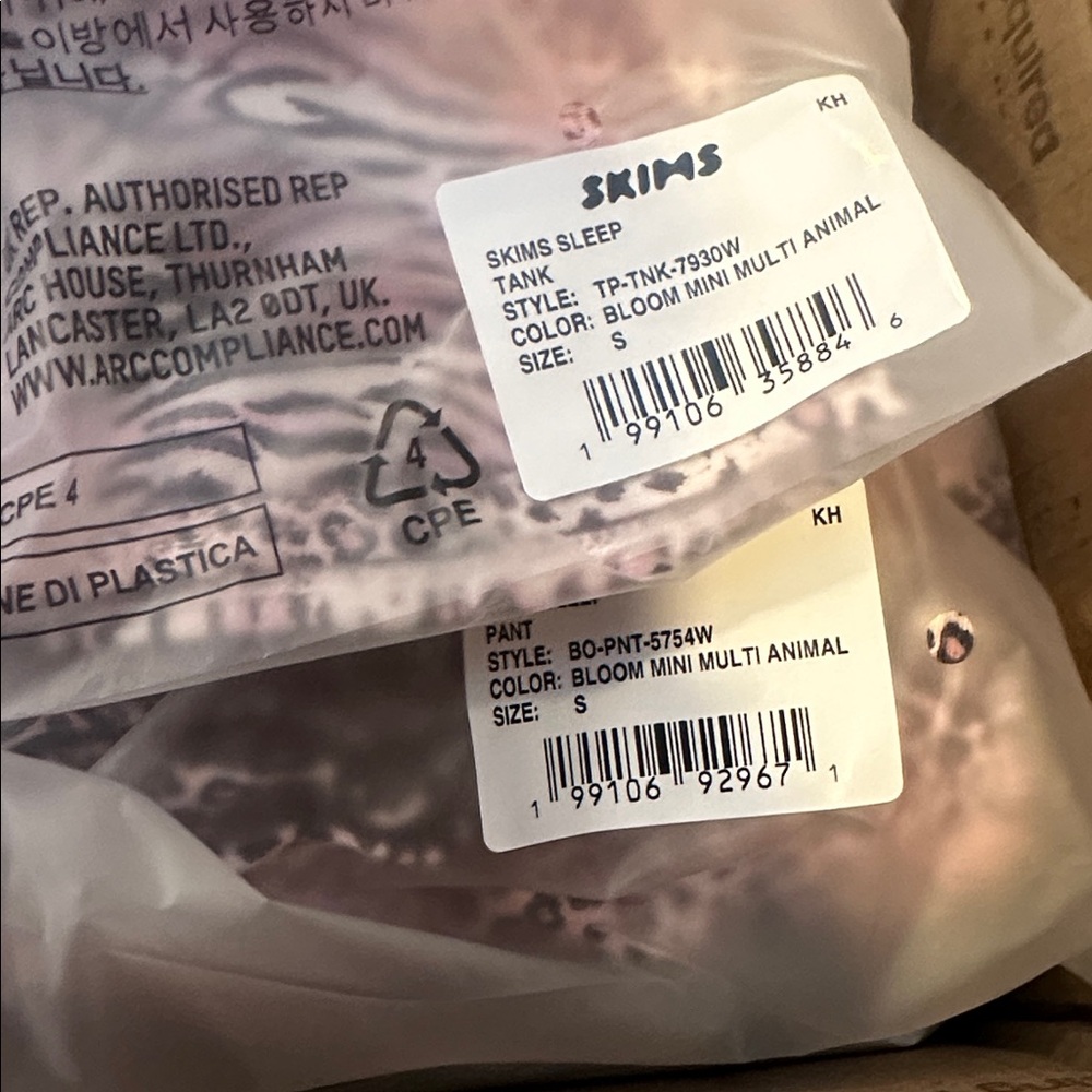 Skims sleep henley tank & Skims straight leg pant, bloom multi animal size small - Picture 2 of 2